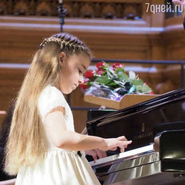 ВИДЕО: 8-летняя дочь Алсу сыграла с оркестром в консерватории
