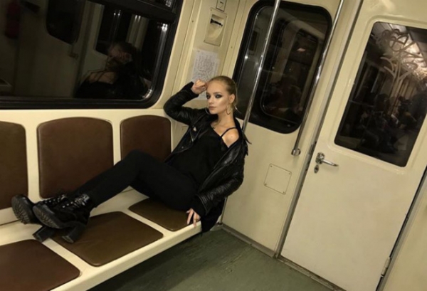 Дочь Пескова передвигается по Москве на метро