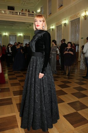 Олеся Судзиловская появилась на балу в роскошном платье