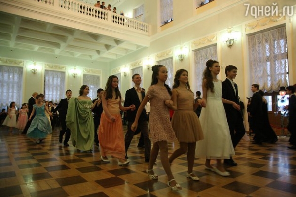 Олеся Судзиловская появилась на балу в роскошном платье