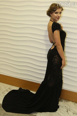Лиза Арзамасова приехала в зимний Сочи в откровенном платье