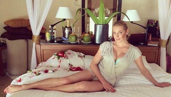 Анастасия Волочкова шокировала снимком без макияжа с вином