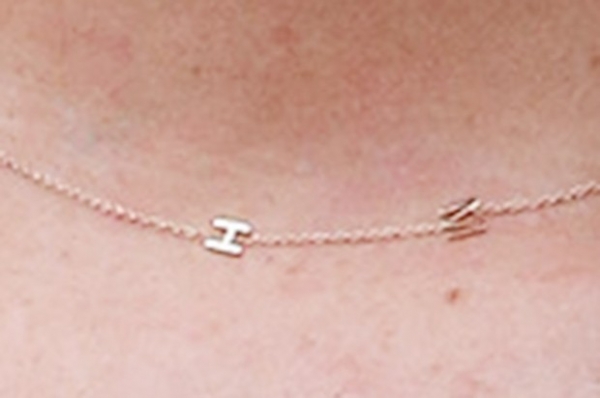 Меган Маркл носит ожерелье с инициалами возлюбленного