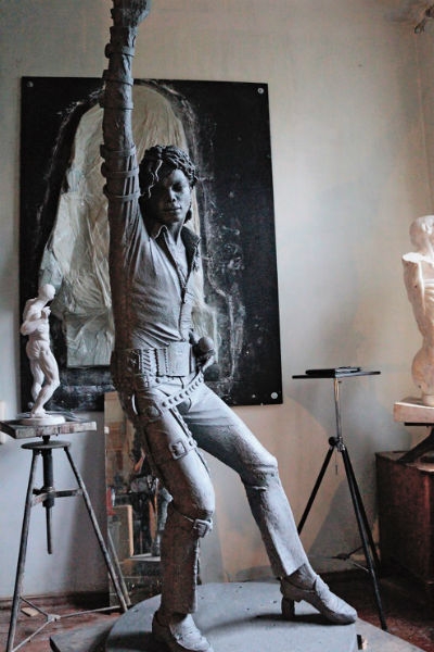 Российские поклонники Майкла Джексона не могут выплатить скульптору миллион 