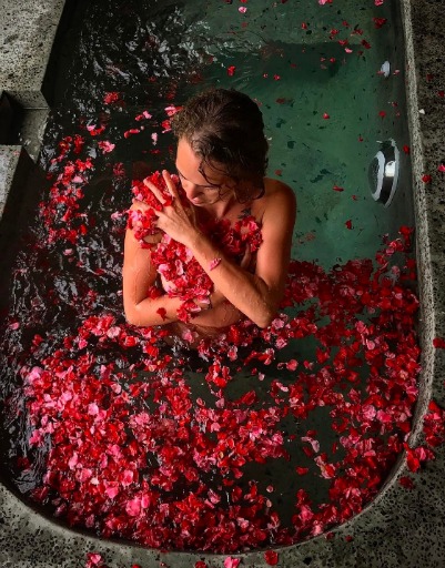 Аглая Тарасова устроила эротическую фотосессию на Бали