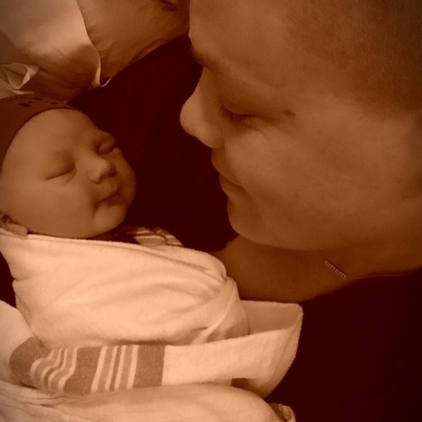 Пинк поделилась трогательным фото новорожденного сына и пятилетней дочери
