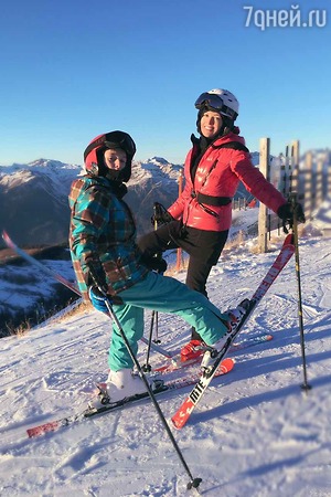 Телеведущая Ирина Сашина поставила двухлетнюю дочь на лыжи