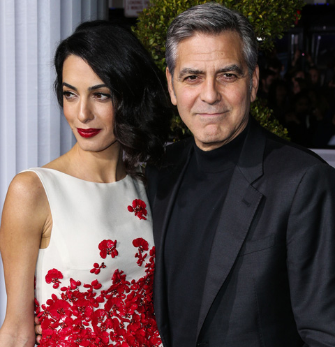 Супруга Джорджа Клуни показала округлившийся животик