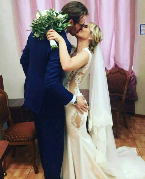 В Сети обсуждают страстное фото Пелагеи со свадьбы