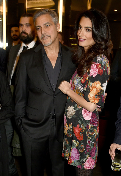 Супруга Джорджа Клуни показала округлившийся животик