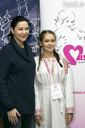 Алика Смехова и Ольга Кабо побывали с детьми на вотчине Деда Мороза