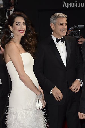 Амаль Клуни эффектно продемонстрировала округлившийся живот