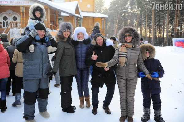 Алика Смехова и Ольга Кабо побывали с детьми на вотчине Деда Мороза