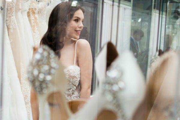 Ведущая шоу «На 10 лет моложе» выбрала свадебное платье. ФОТО
