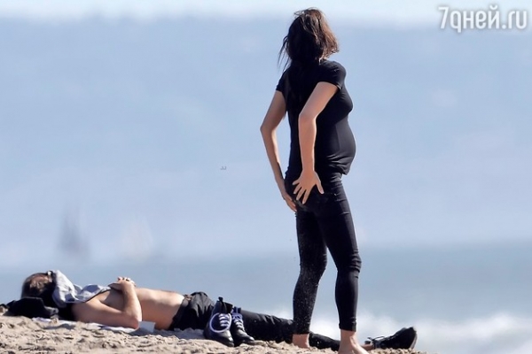 Беременная Ирина Шейк показала на пляже уже солидный животик