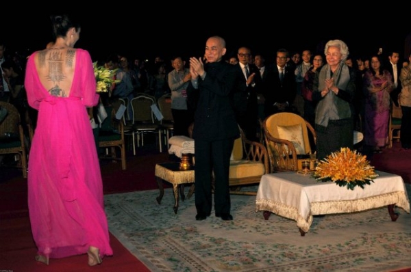 Анджелина Джоли помолодела и очаровала публику ярко-розовым нарядом