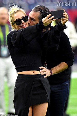 Леди Гага вернула Тейлору Кинни обручальное кольцо