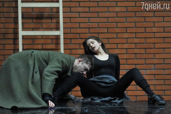 Первые «жаркие» фото Пеговой и Чиповской с репетиций нового спектакля