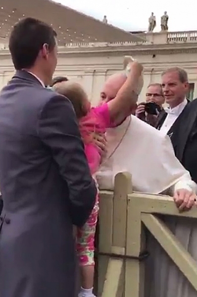 Маленькая девочка «похитила» головной убор Папы Римского