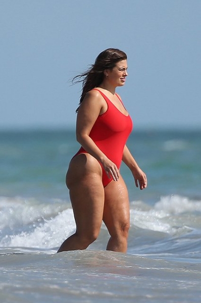 Модель plus-size Эшли Грэм превзошла саму себя в откровенной пляжной фотосессии