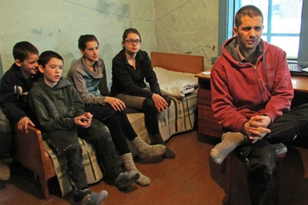 Многодетная семья Мартенсов избегает людей после отъезда из России