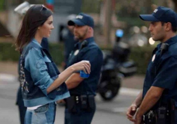 Кендалл Дженнер раскритиковали за рекламу Pepsi в стиле акций протеста
