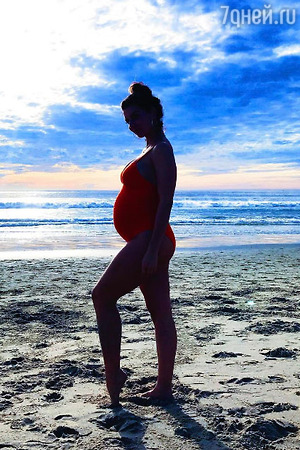 Беременная Анна Седокова похвасталась фигурой в купальнике на девятом месяце