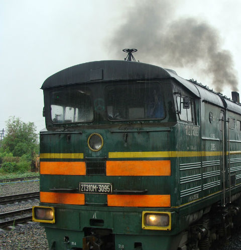 Следователи выясняют причины столкновения поезда и электрички в Москве