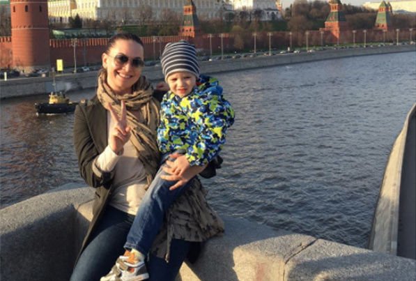 Наталья Фриске прогулялась по Москве с племянником