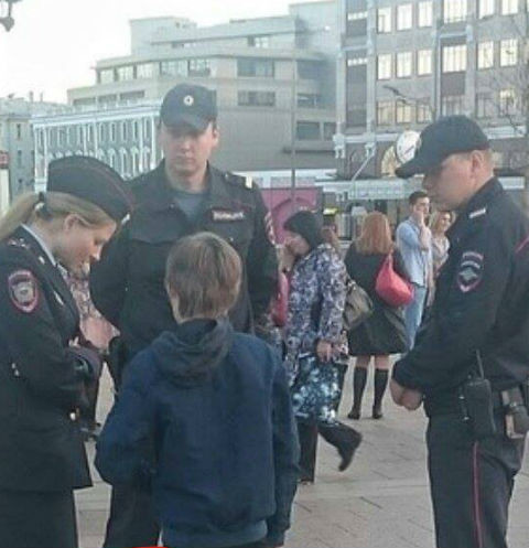 10-летний школьник был задержал полицией за чтение Гамлета в центре Москвы