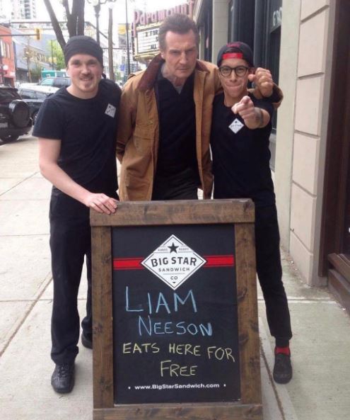 Лиам Нисон появился с сэндвич-шопе, собственники которого обещали покормить его бесплатно