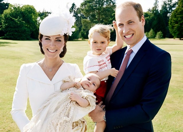 В сети появился новый снимок Кейт Миддлтон и принца Уильяма в компании детей