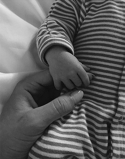 Рози Хантингтон-Уайтли и Джейсон Стэтхэм впервые стали родителями и показали фото малыша