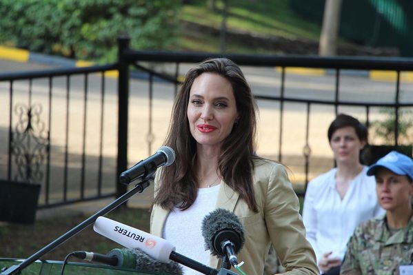 Фанаты обеспокоены безэмоциональным лицом Анджелины Джоли из-за ботокса