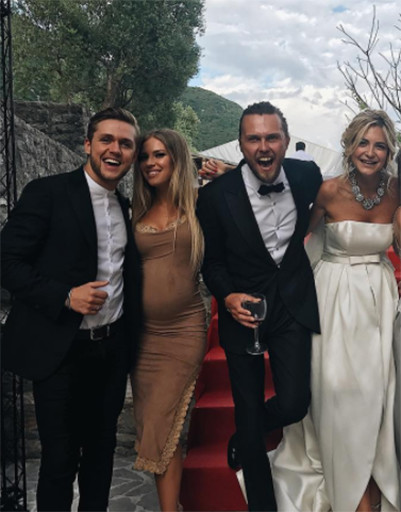 Беременная Дакота зажгла на роскошной свадьбе подруги в Черногории