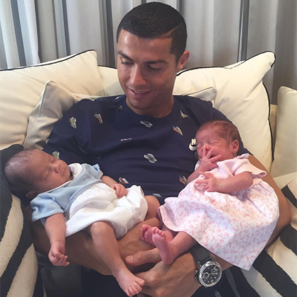 Криштиану Роналду опубликовал первое фото новорожденных близнецов