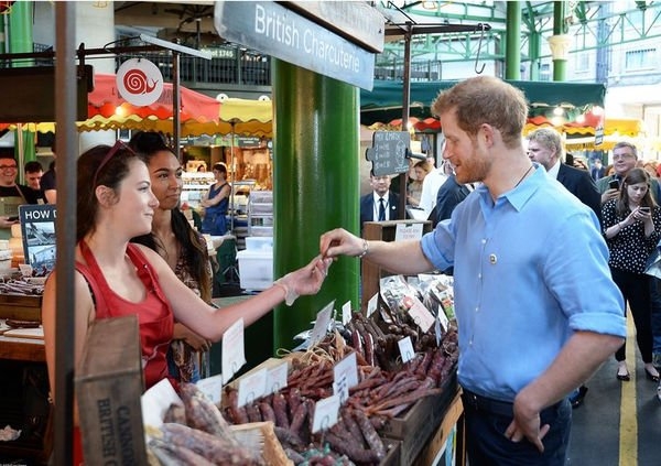 Принц Гарри сам делает покупки на рынке