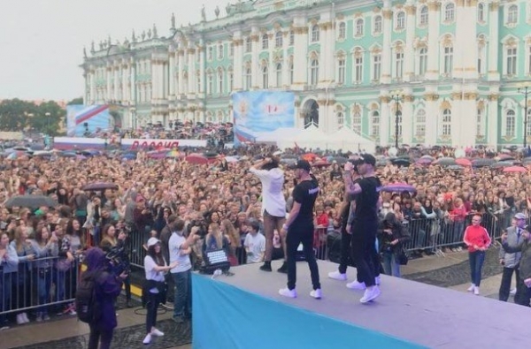 Ольга Бузова устроила шоу на Дворцовой площади Санкт-Петербурга