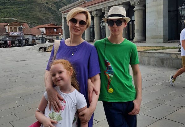 Елена Ксенофонтова отправилась с детьми за границу