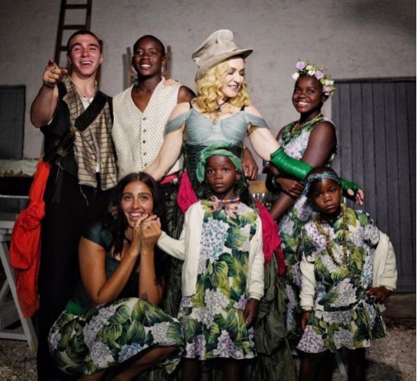 Фанаты восхитились совместной фотографией Мадонны с детьми