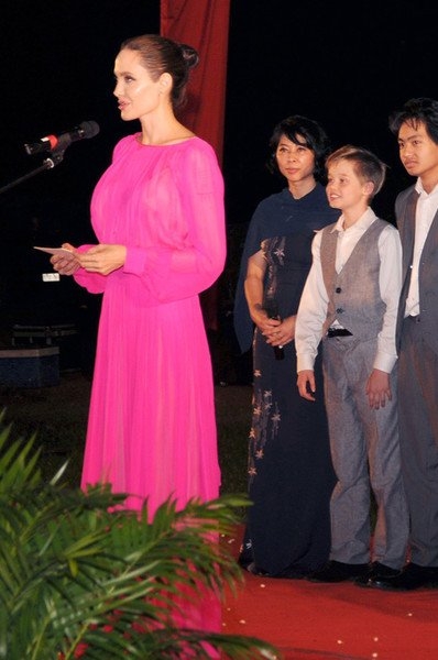 Анджелина Джоли появилась на красной дорожке в необычном платье