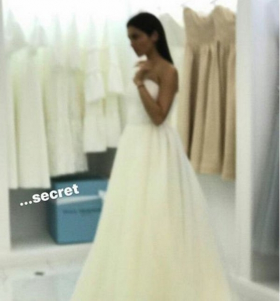 Сати Казанова поделилась фотографией в свадебном платье