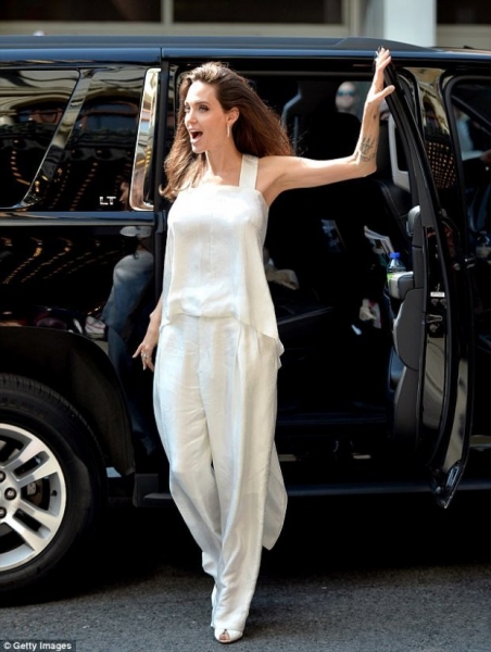 Анджелина Джоли появилась на красной дорожке в необычном платье