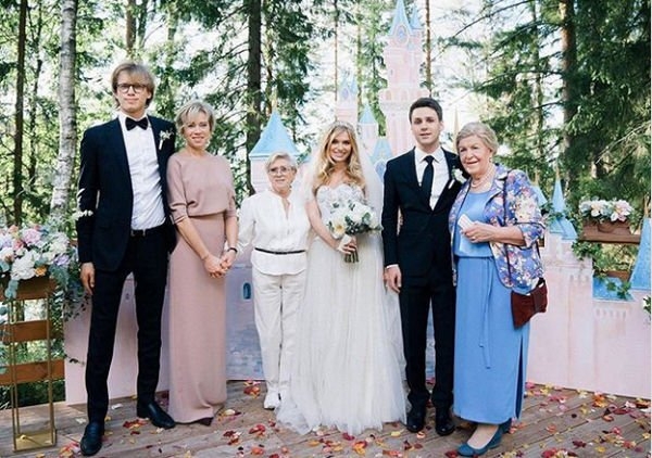 Внучка Алисы Фрейндлих опубликовала редкую семейную фотографию