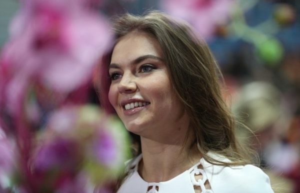 Алина Кабаева появилась на фестивале молодежи в стильном белом костюме