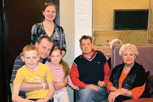 Жена Караченцова: «Мы молимся и ищем деньги на химию»