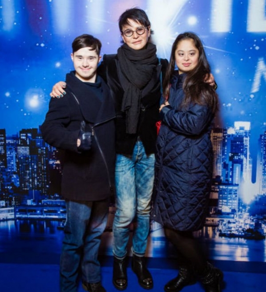 Ирина Хакамада пришла на премьеру вместе с дочерью и ее женихом