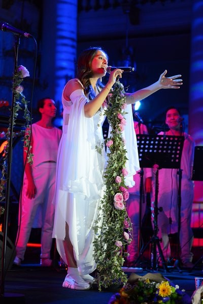 Певица Манижа расплакалась на первом сольном концерте в Москве