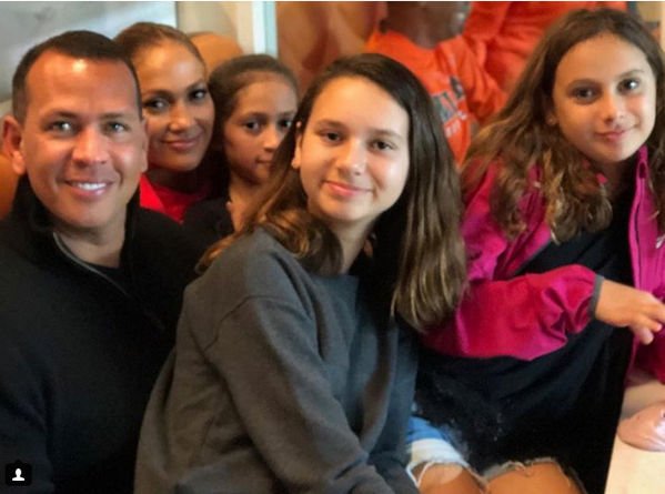 Дженнифер Лопес поделилась совместной фотографией своего возлюбленного с детьми