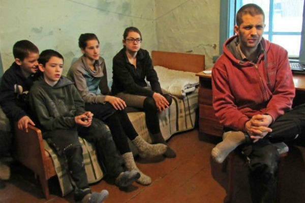 Многодетная семья Мартенсов вернулась в Россию, получив трехэтажный дом